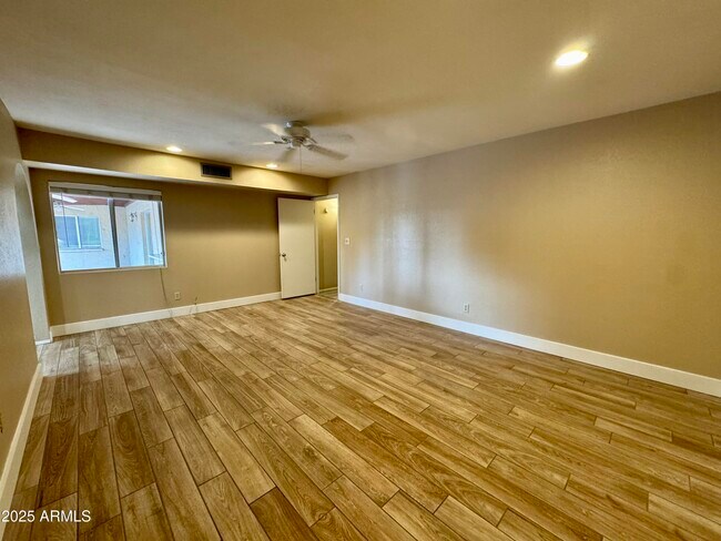 Building Photo - 5121 E Larkspur Dr