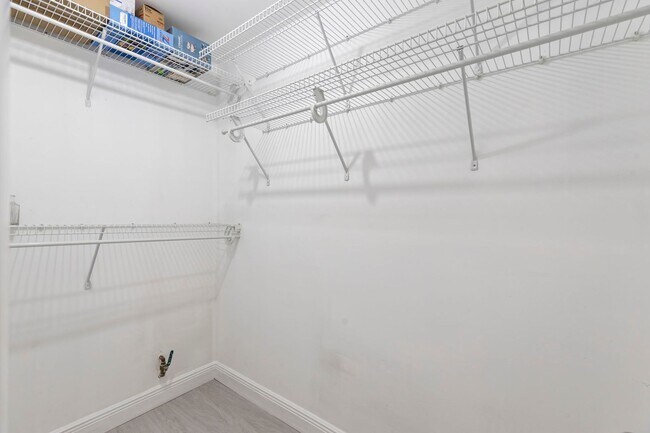 Building Photo - (55+) 2/2 Furnished Condo in Jensen Beach