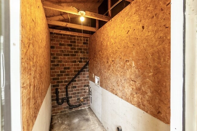 Building Photo - Two Bedroom End Unit Home!