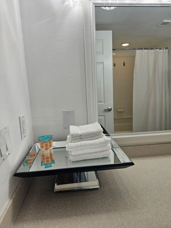 Building Photo - 1 BEDROOM 1 BATH CONDO