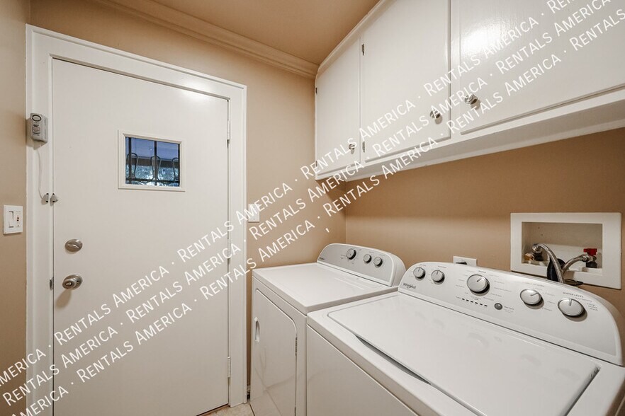 Building Photo - 1424 N Gene Ave