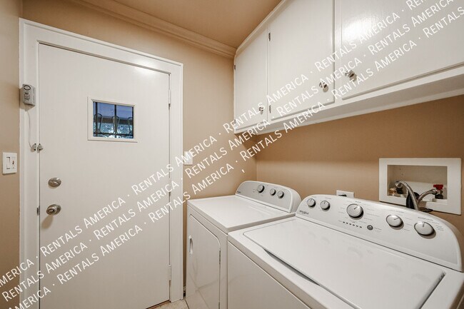 Building Photo - 1424 N Gene Ave