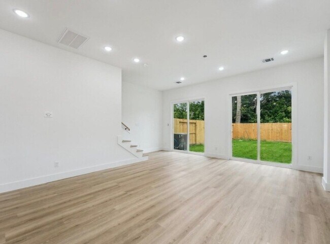 Building Photo - 7418 Maxroy St