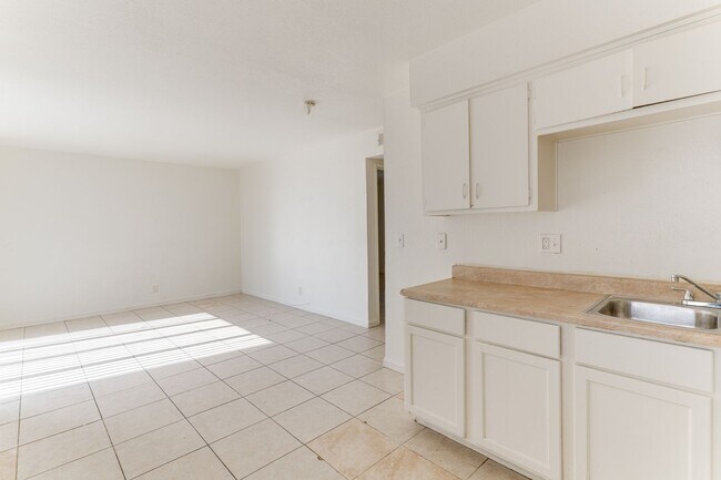 Building Photo - Bright & Spacious 2-Bedroom Upstairs Unit in Central Las Vegas!