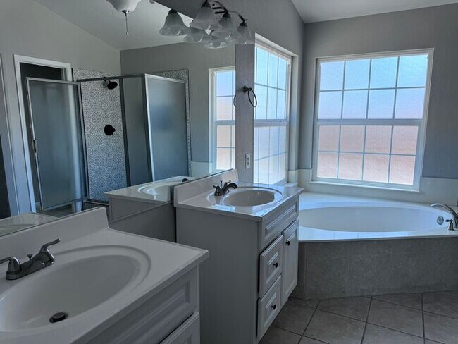 Building Photo - Adorable single floor 4 bedrooms,2 bathroo...