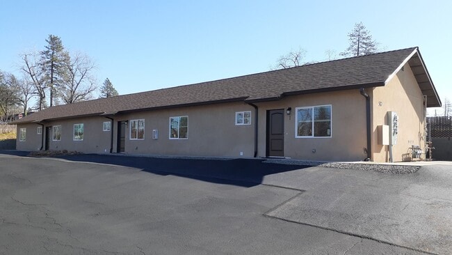 Building Photo - 587 Oakwood Ln