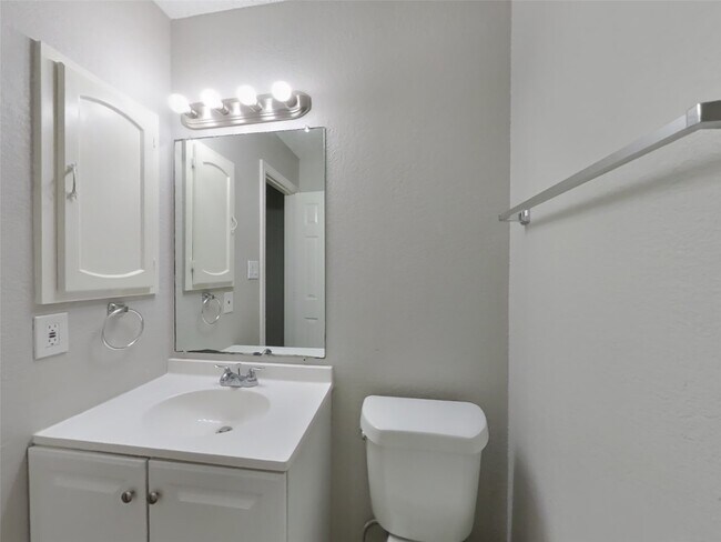 Building Photo - 2214 Townhall Ln