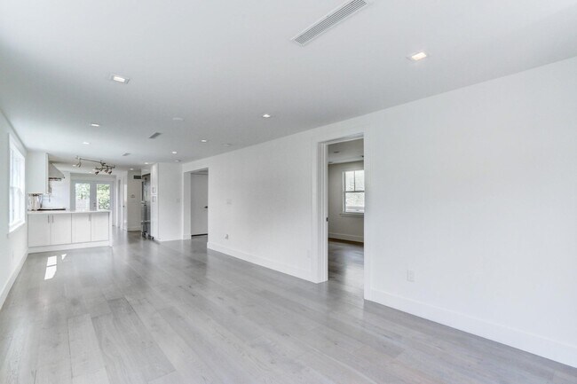 Building Photo - 833 Ardmore Rd