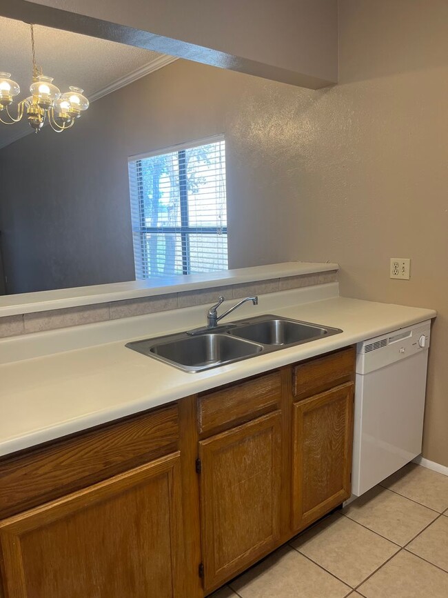 Building Photo - 1028 Mockingbird Ln