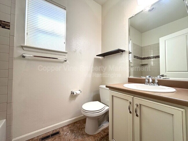 Building Photo - 900 Treece St