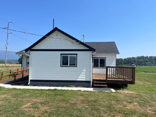 Building Photo - Large 2 bed 1 bath house in the country