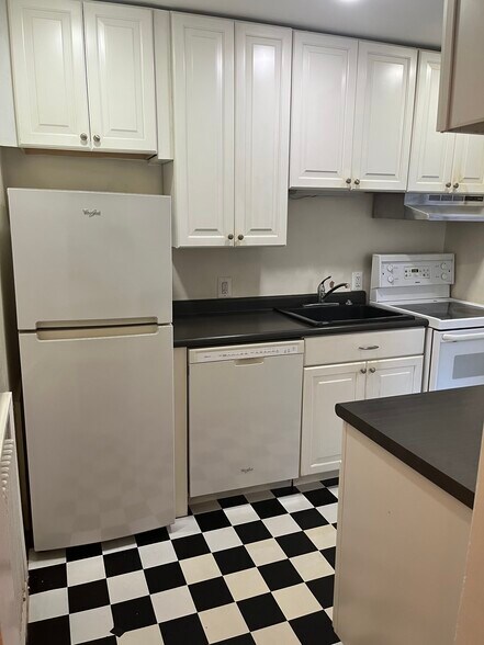 Kitchen - 246 S Exeter St