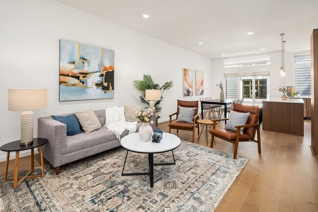 Building Photo - Fantastic Bellevue Townhouse with View...