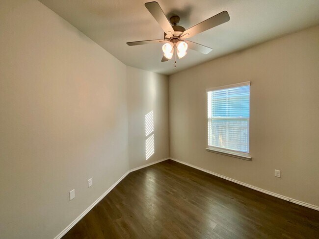Building Photo - Luxury Duplex in Seguin!