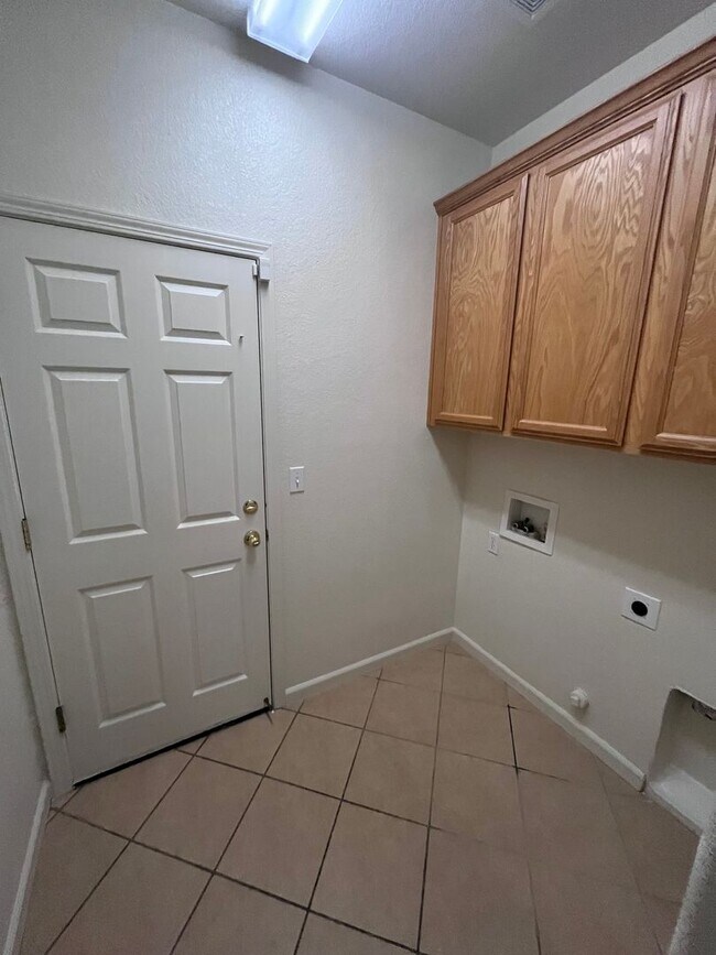 Building Photo - LOVELY 3 BEDROOM HOUSE IN NEWER SUBDIVISION!!