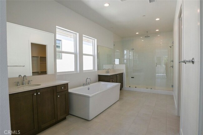 Building Photo - 20552 Edgewood Ct