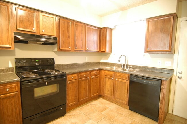Building Photo - Inglewood Duplex Available Now!