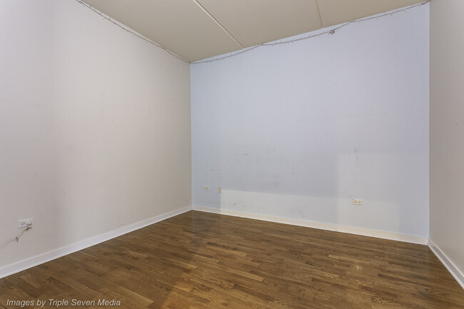 Building Photo - 873 N Larrabee St