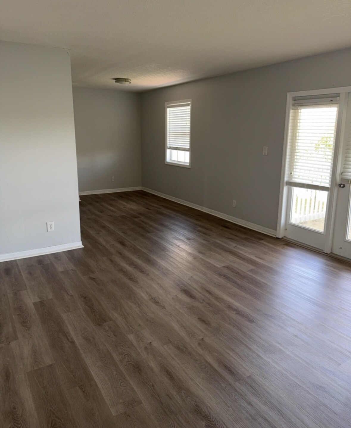 Building Photo - 215 Seahorse Dr SE