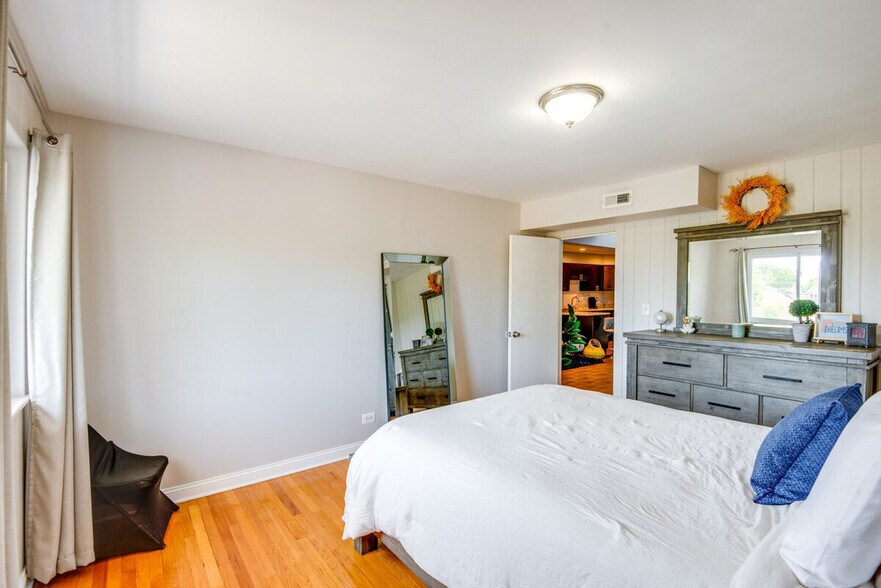 Building Photo - 8136 S Kedzie Ave