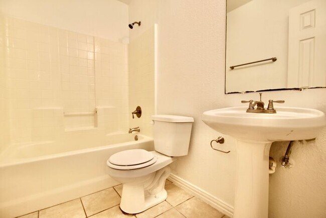 Building Photo - Stunning 3/2 Duplex in West Fort Worth — Granite Kitchen, Garage & Fenced Yard!