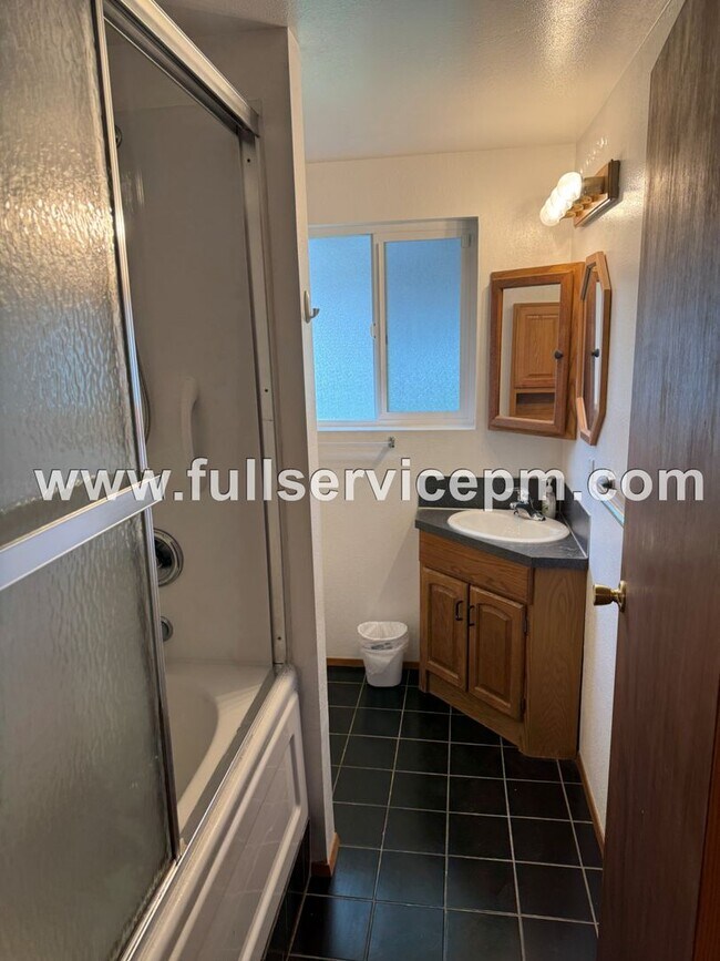 Building Photo - Basement apartment in a house