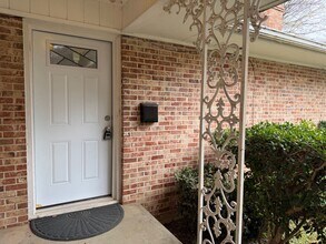 Building Photo - AVAILABLE NOW 2 BEDROOM 2 BATH DUPLEX IN TCU AREA