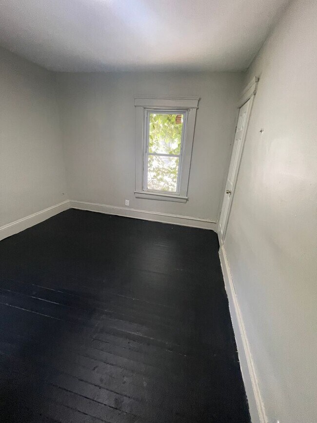 Building Photo - Section 8 Accepted! Spacious Newly Renovat...