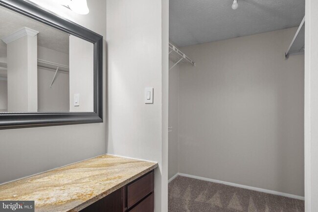 Building Photo - Conveniently Located Townhouse with Versatile Living Spaces