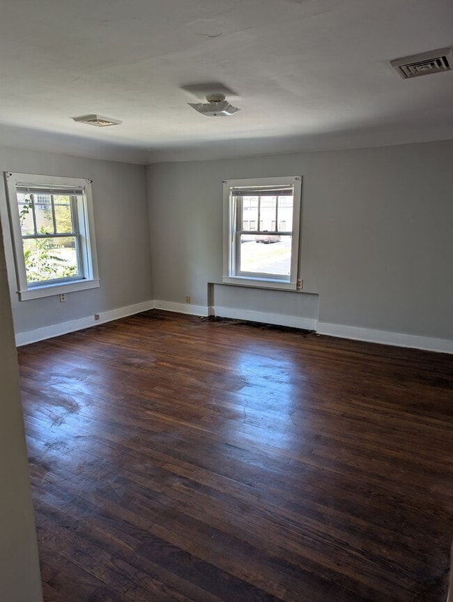 Building Photo - 131 1/2-131-132 E Pleasant St
