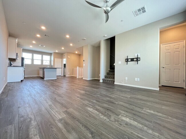 Building Photo - Stunning Summerlin Townhome with Private Downstairs Suite – Gated Community
