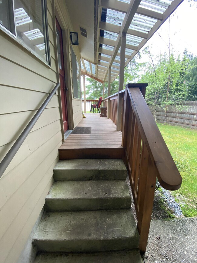 Building Photo - 31 SW Lake Roesiger Rd