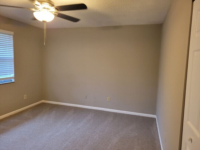 Building Photo - $1095 - 2/1.5 - Arlington - Super Cute - Great Location