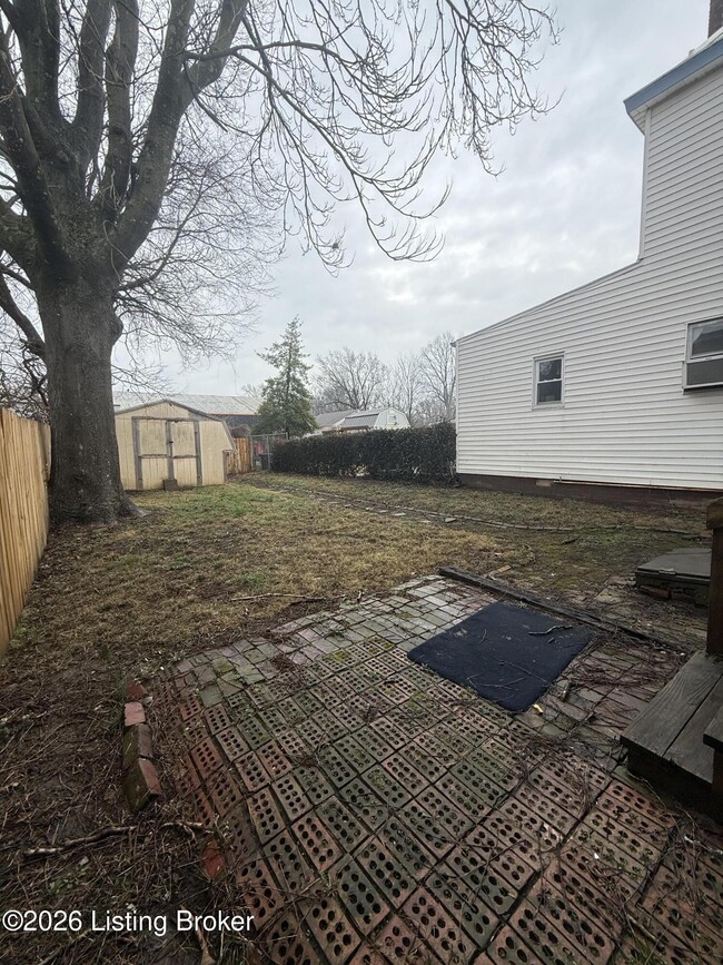 Building Photo - 2547 Bank St