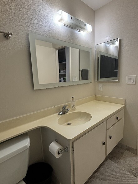 Hallway Bathroom - 4900 Overland Ave