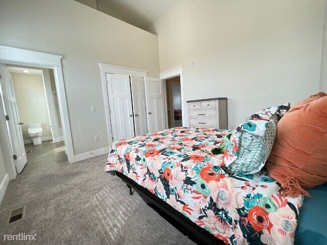 Building Photo - 3 br, 2.5 bath Townhome - 13174 Lincoln Rd