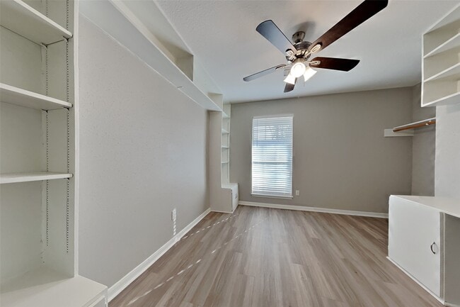 Building Photo - 9310 Wandsworth Dr