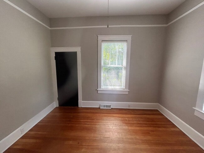 Building Photo - 2827 Wilmot Ave