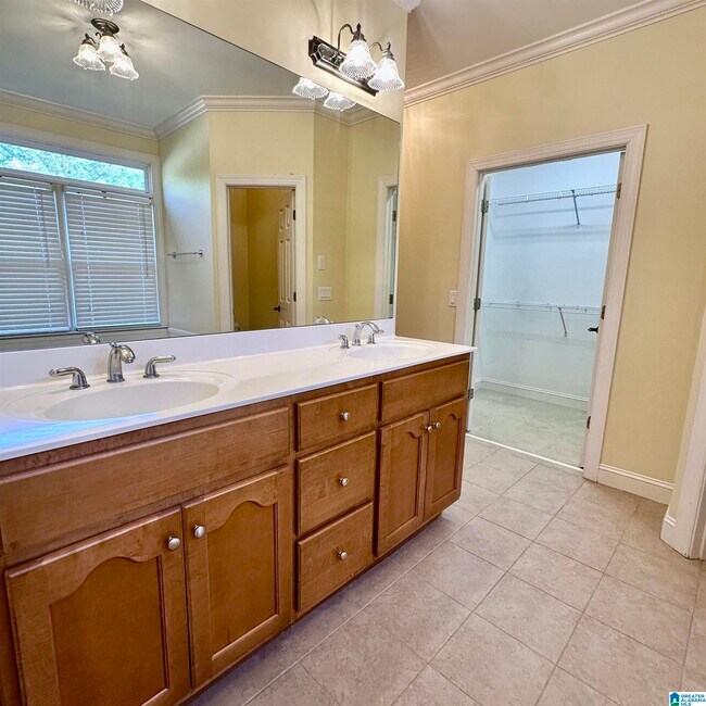 Building Photo - 5982 Valley Way