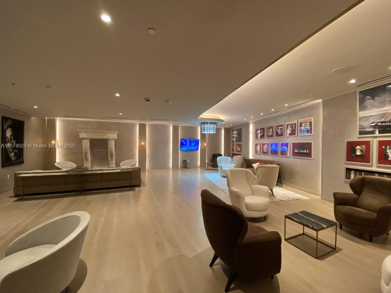 Building Photo - 1000 Brickell Plz