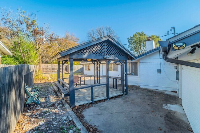 Building Photo - Newly Remodeled & Ready to Move In!