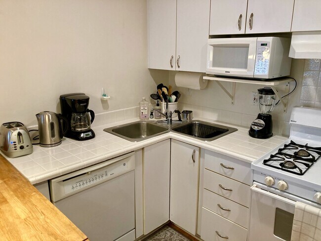 Kitchen - 840 N Ogden Dr