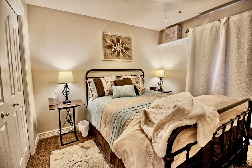 Building Photo - 528 E Knoll Dr