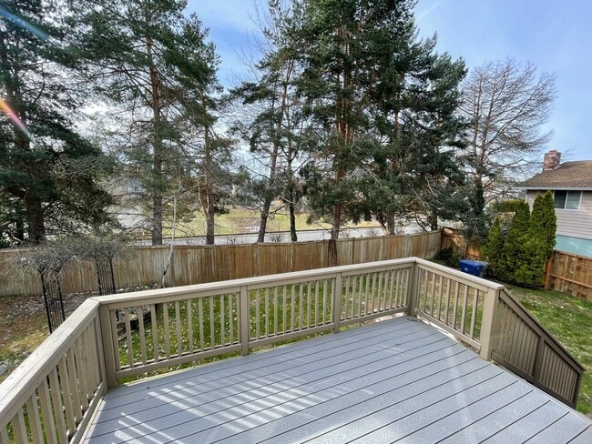 Building Photo - Fantastic Fairwood Home - Impressive interiors and lots of space
