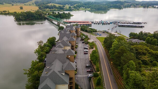 Building Photo - Lakefront Condo for Rent | 2 Bed, 2 Bath |...