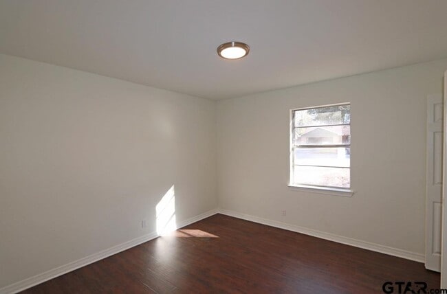 Building Photo - 806 Neches Dr