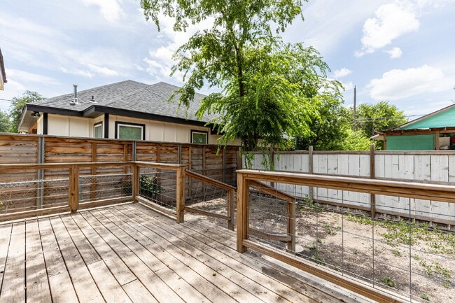 Building Photo - 330 Gem Ln