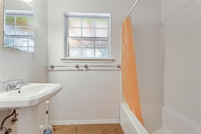 Building Photo - 1706 Maple Ave