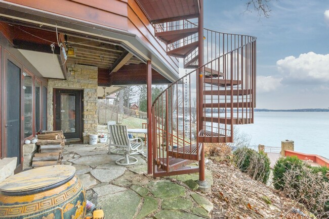 Building Photo - Lake Mendota Dream Home in Desirable Sprin...