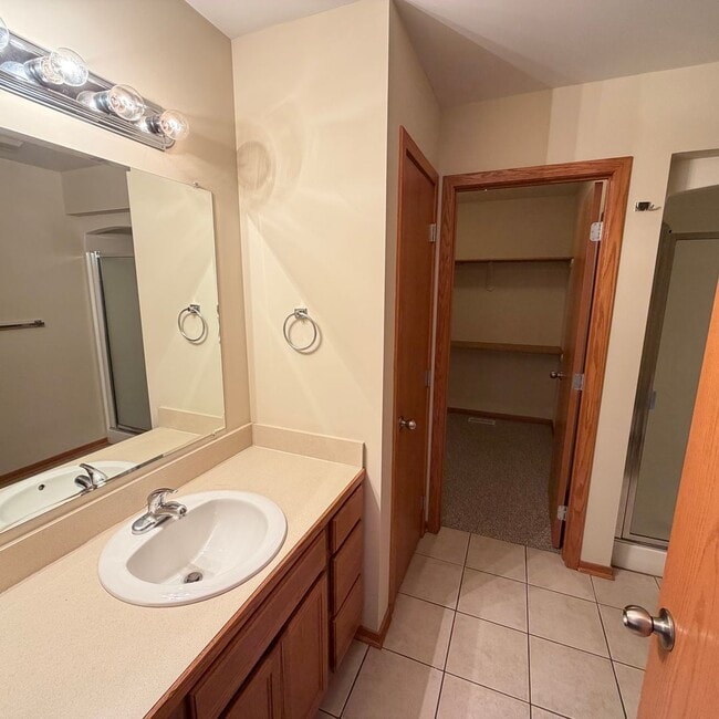 Building Photo - Large 3 bedroom duplex - move in ready!